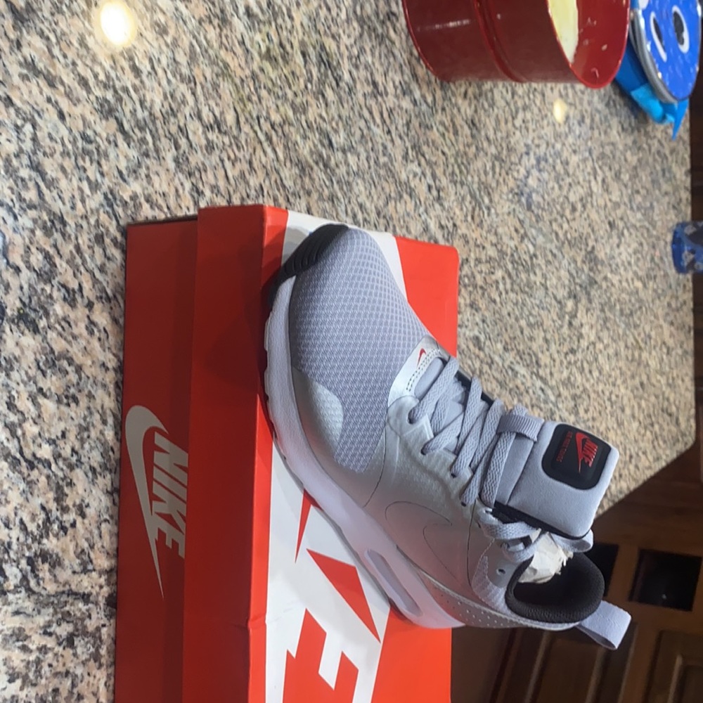Air max tavas,new with box,size 7,silver